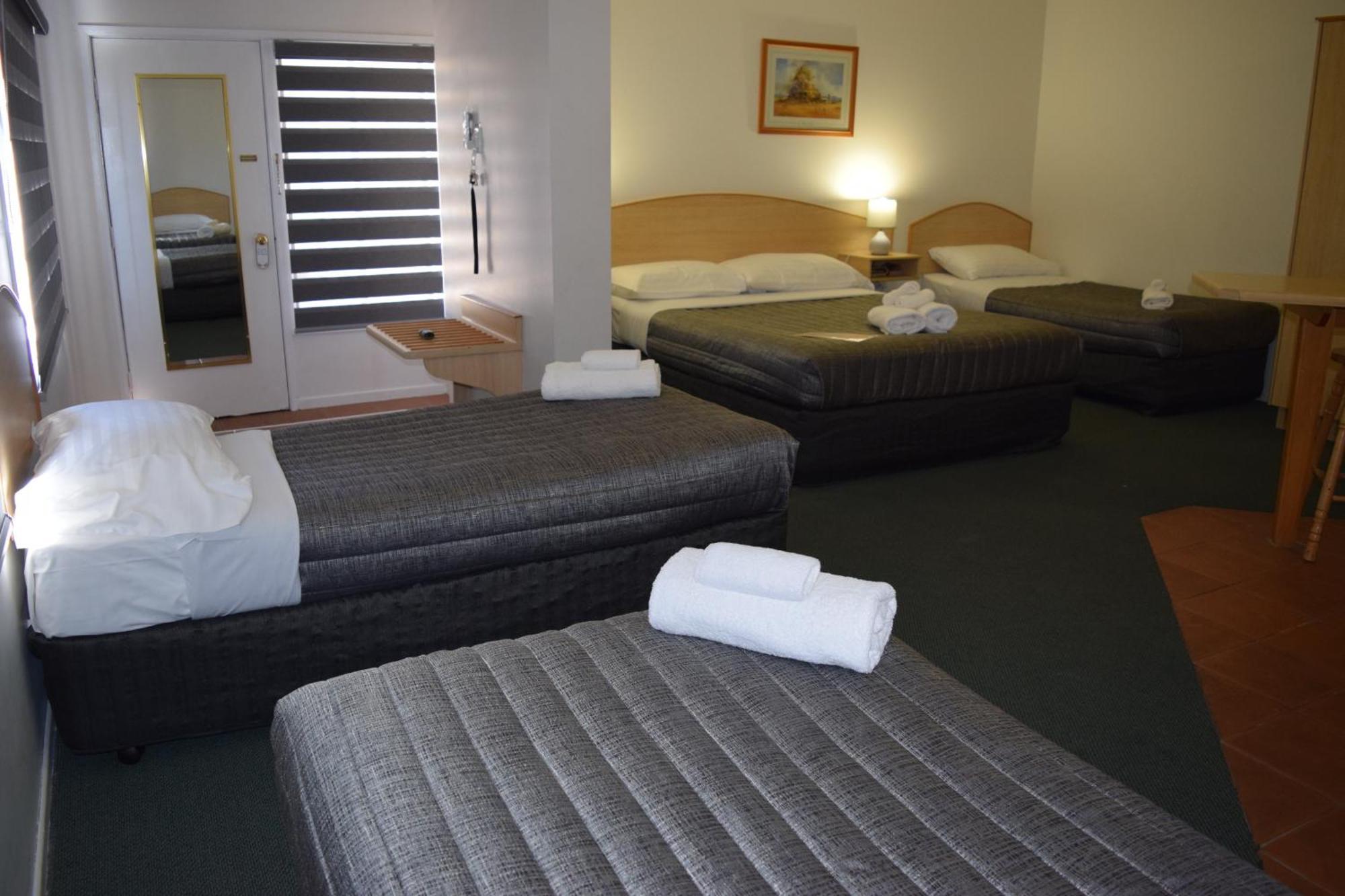 Warwick Vines Motel Extérieur photo
