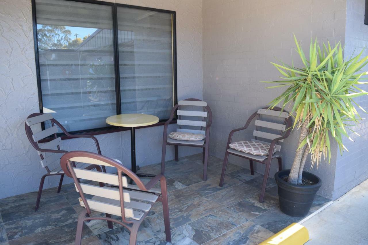 Warwick Vines Motel Extérieur photo